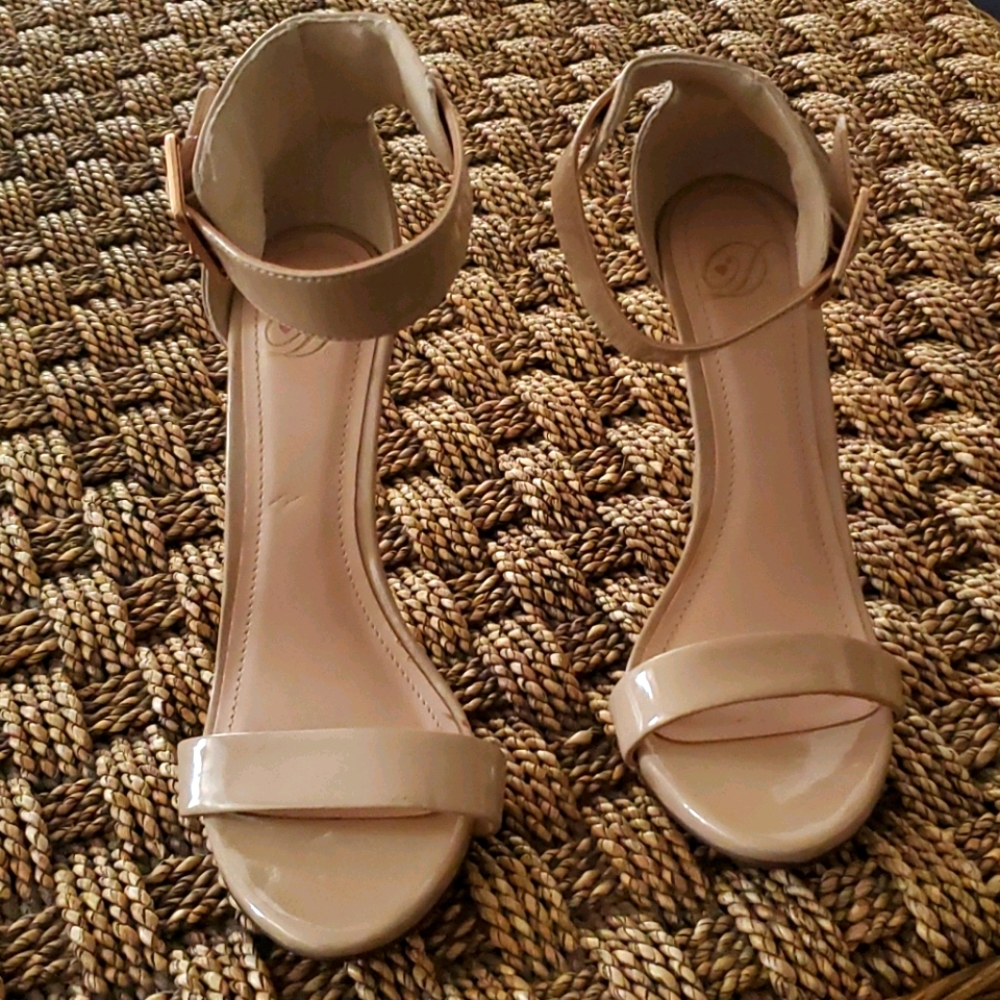 🔥Babydoll heel with gold buckle, Size 7 1/2